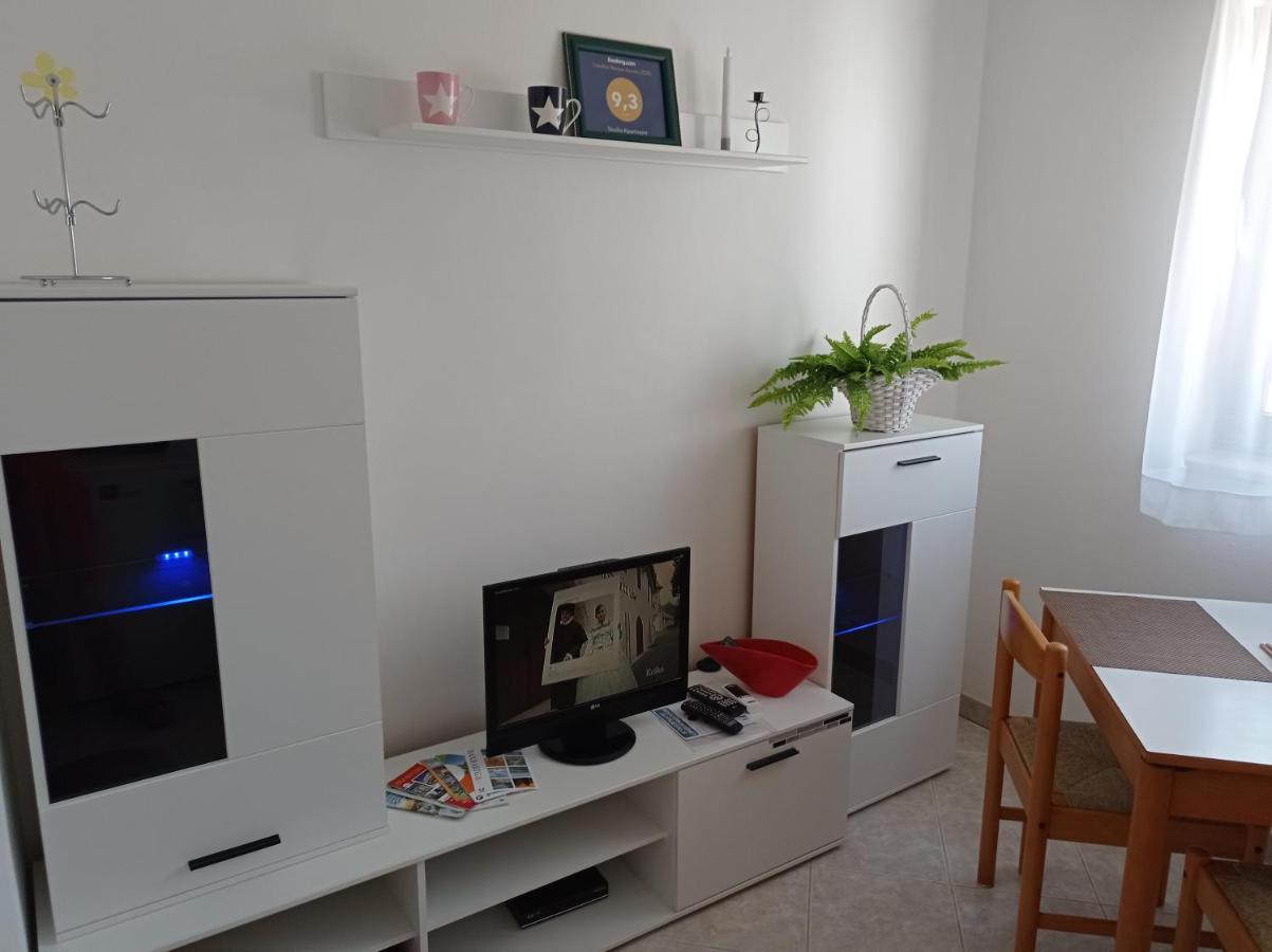 "Sunny" - Studio Apartment Pula Eksteriør billede